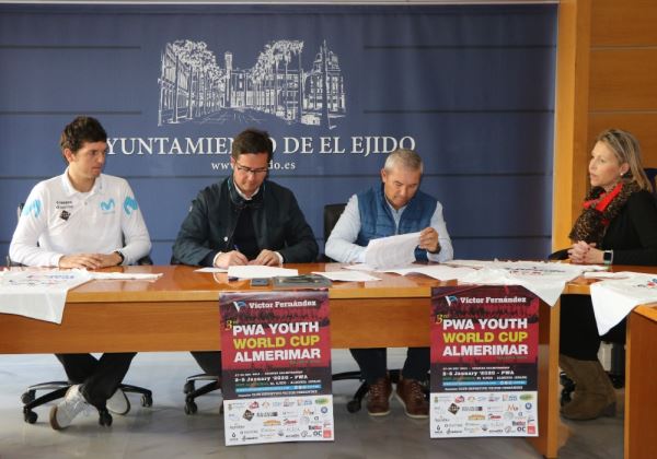 Almerimar reúne a los mejores jóvenes windsurfistas en la Copa Mundial Juvenil PWA