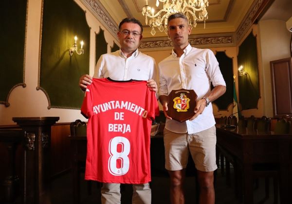 El Campo Municipal de Fútbol de Berja ya lleva el nombre de Salva Sevilla