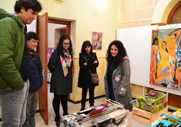 Lourdes Rubio invita a crear historias en una exposición en El Faro de Roquetas