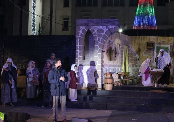 Los Reyes Magos reparten ilusión, magia y caramelos en El Ejido