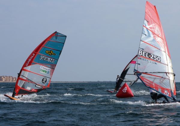 Las jóvenes promesas del windsurf compiten en la PWA Youth World Cup Almerimar