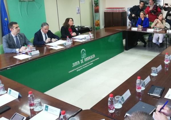 La Junta se reúne con empresarios del sector hortofrutícola de Almería