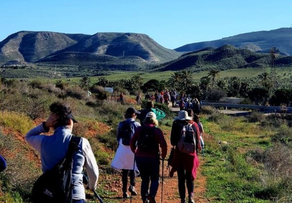 Más de 70 senderistas comienzan el año disfrutando del sendero de La Molata