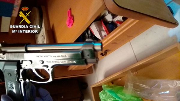 La Guardia Civil interviene dos Kalashnikov, AK 47, y detiene a su propietario
