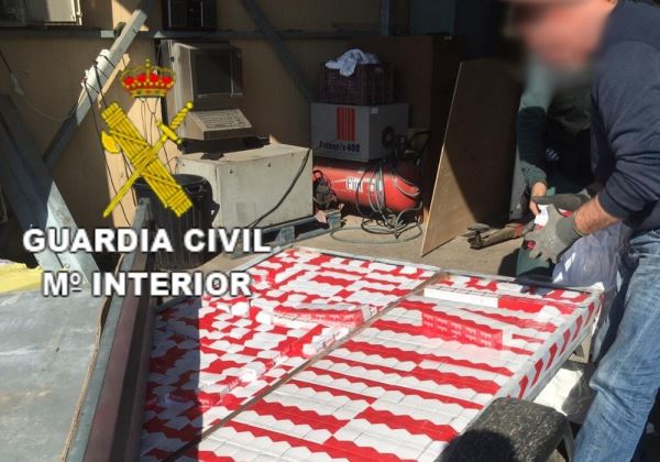 La Guardia Civil interviene cerca de 3.000 cajetillas de tabaco en el puerto de Almería