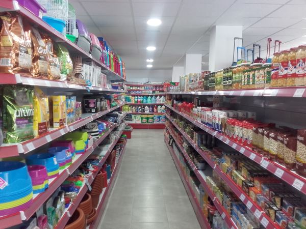 Junta detecta cinco infracciones de la normativa de horarios en bazares del Levante y Almería
