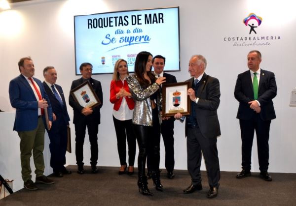 India Martínez demuestra su cariño a Roquetas en la XX edición de los premios Castillo de Las Roquetas