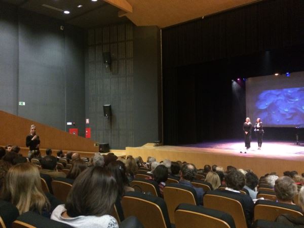 Éxito arrollador de Miriam Díaz-Aroca con su puesta en escena de 'Elígete' en Vera