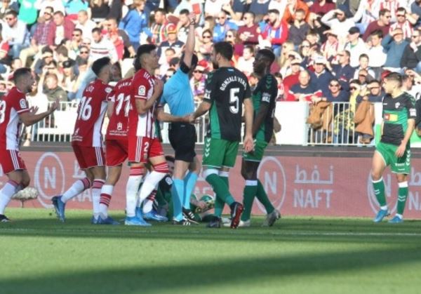 La UD Almería cae ante el Elche y pierde el liderato