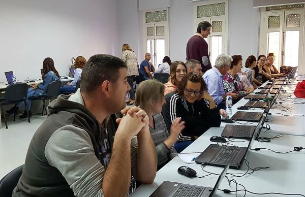Una veintena de personas se benefician en Adra de un curso de iniciación a Internet