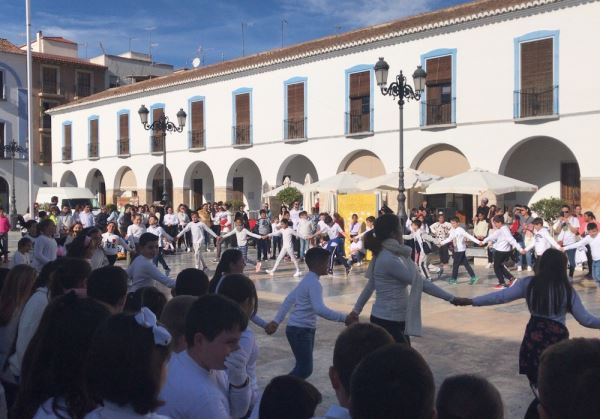 Berja conmemora el Día de la Paz con un multitudinario acto