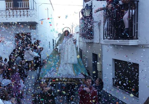 Lluvia de tradición y devoción,  diluvia sobre Instinción