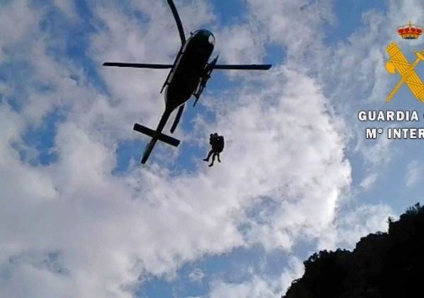 La Guardia Civil evacua a una vecina de Gádor en helicóptero