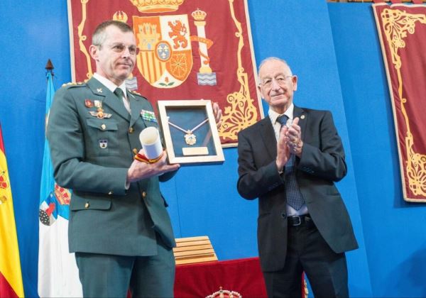 Roquetas entrega su Medalla de Honor a la Guardia Civil