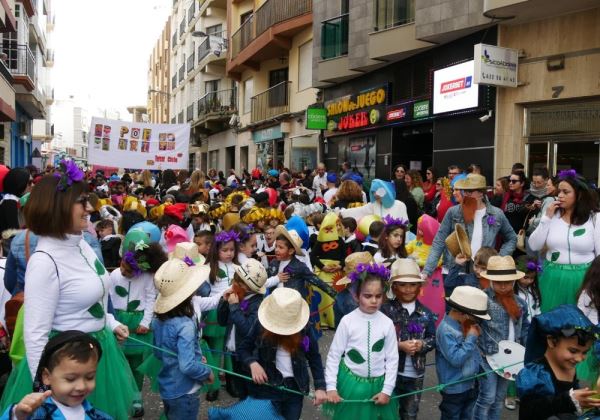 Más de 2.000 niños desfilan en el VIII Pasacalles Infantil del Carnaval de Adra