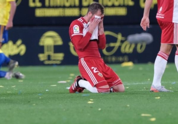La UD Almería cae ante el Cádiz pero sigue tercero