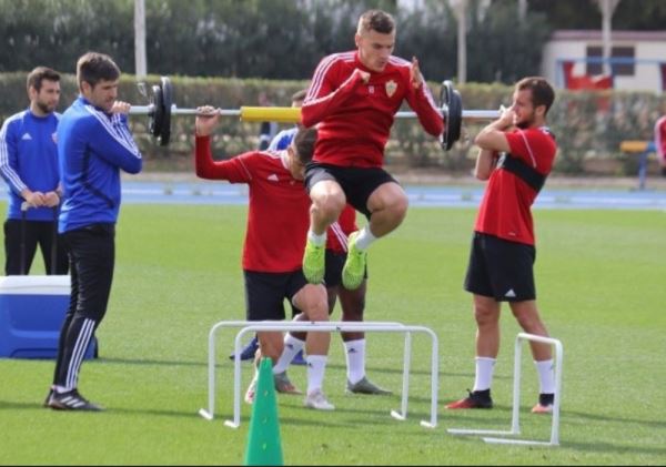 El jugador de la UD Almería Juan Ibiza comienza a hacer trabajo de campo con el grupo