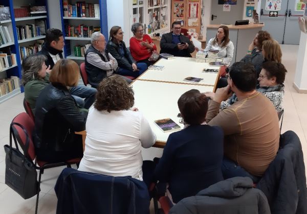 Los lectores del Club 'El Pastorcico de Pulpí'  se reúnen en la Biblioteca Municipal