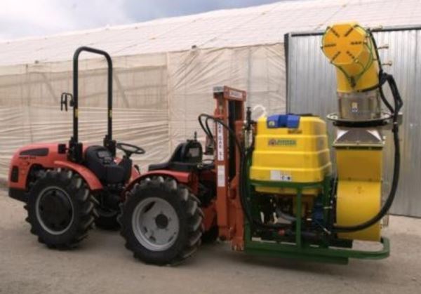 Agricultores y Ayuntamiento de Dalías desinfectarán con los cañones de los tractores las calles del municipio