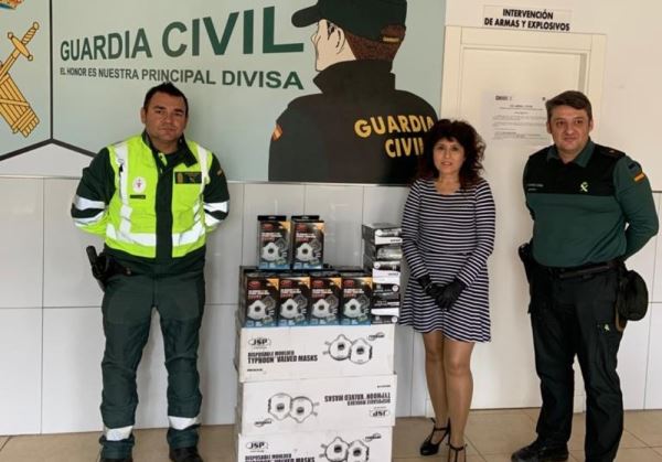 Herrajes del Poniente entrega una importante cantidad de mascarillas a la Guardia Civil