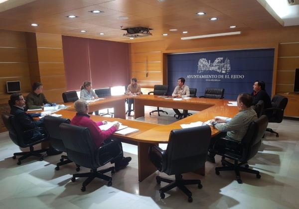 El Ayuntamiento de El Ejido refuerza la desinfección de vías