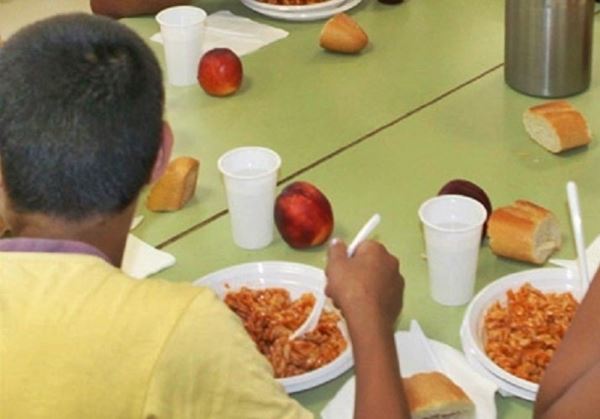 21 familias de Vícar se benefician de la entrega de comida para los escolares