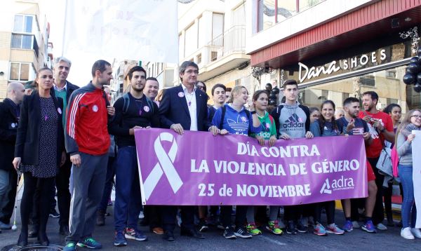 Los jóvenes abderitanos toman la calle para luchar contra la violencia de género