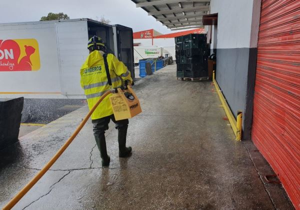 Bomberos del Poniente colaboran en la limpieza en Vícar, El Ejido y Adra