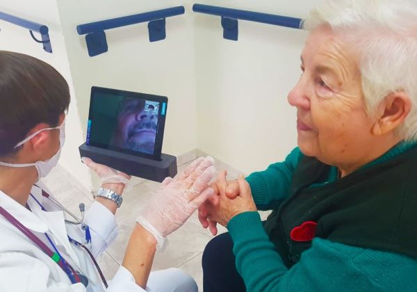 Diputación 'conecta' por videoconferencia a los usuarios de la Residencia Asistida con sus familias