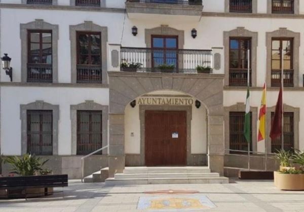 Las banderas del Ayuntamiento de Adra ondearán a media asta