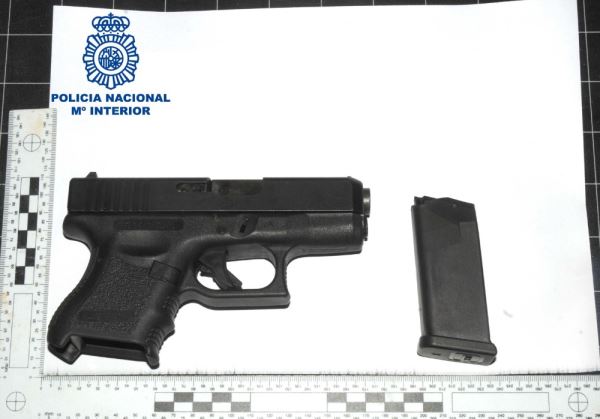 La Policía Nacional detiene a dos personas por amenazar de muerte con una pistola a una mujer y a sus padres