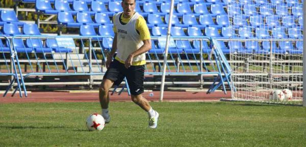 Samu Corral es ya nuevo jugador del CD El Ejido, junto al defensa ejidense Álex Sánchez