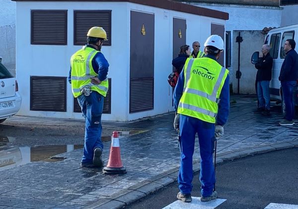 Instalan una nueva línea eléctrica en el Cerro de San Roque de Berja