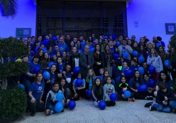 Vícar se suma al Día Mundial del Autismo iluminando el Ayuntamiento de azul