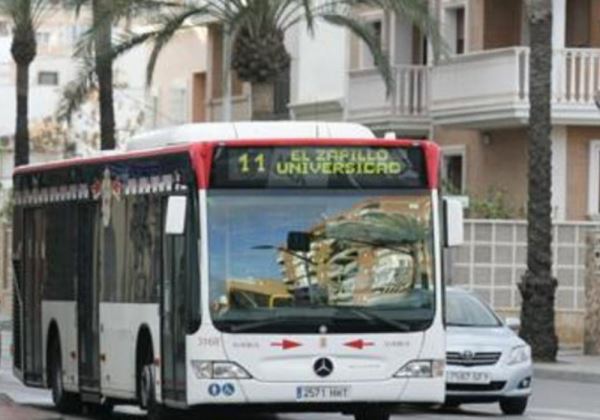 El Ayuntamiento de Almería reduce los servicios del autobús urbano