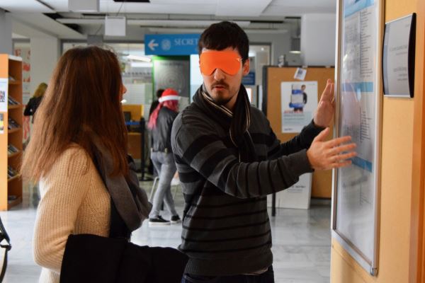Un taller de ceguera abre la Semana de la Discapacidad de la Universidad de Almería