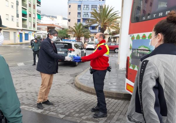 Adra reparte 4.000 mascarillas en el transporte público