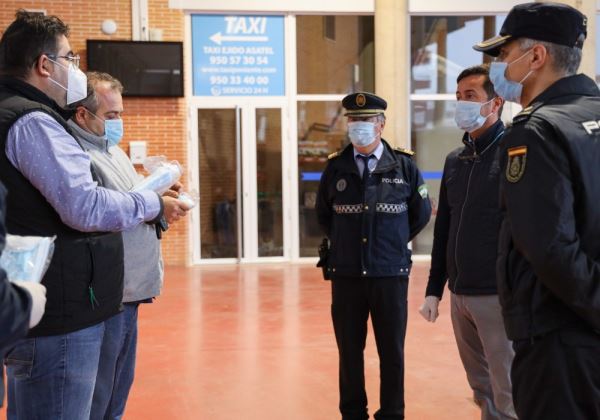 El Ayuntamiento de El Ejido reparte 8.000 mascarillas en el transporte público