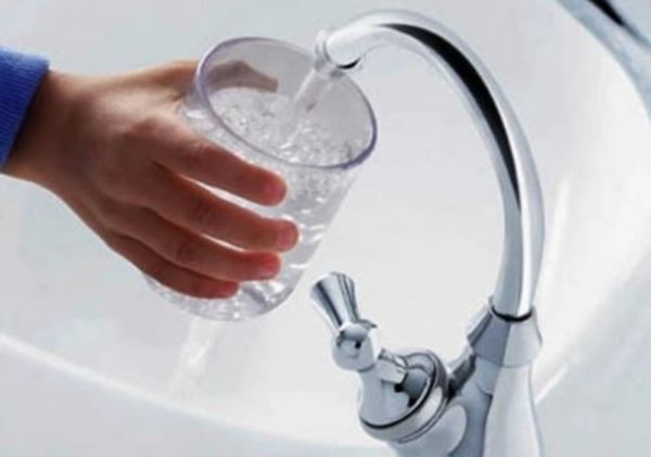 Roquetas reduce el consumo de agua en Semana Santa por el turismo