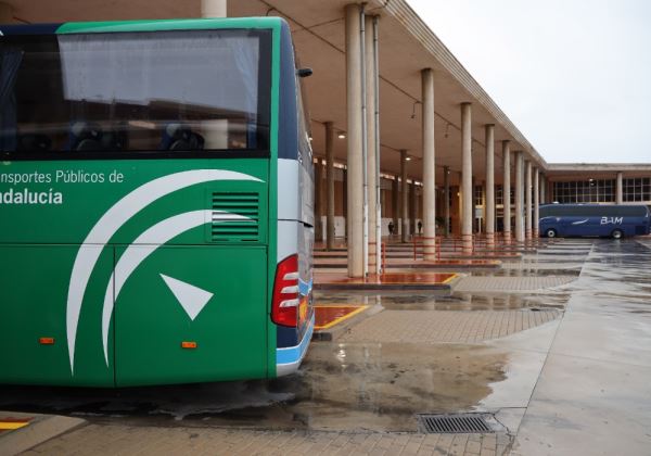 Los trabajadores del sector agrícola comienzan a usar el 'transporte público escolar'