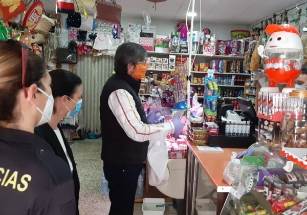 Adra reparte 9.000 mascarillas en comercios locales