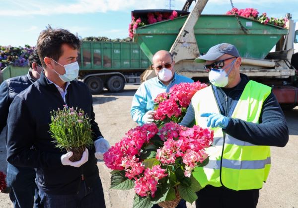 El alcalde de El Ejido pide medidas para el sector de la planta ornamental