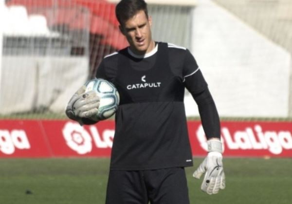 Fernando amplía su contrato con el Almería hasta junio de 2022