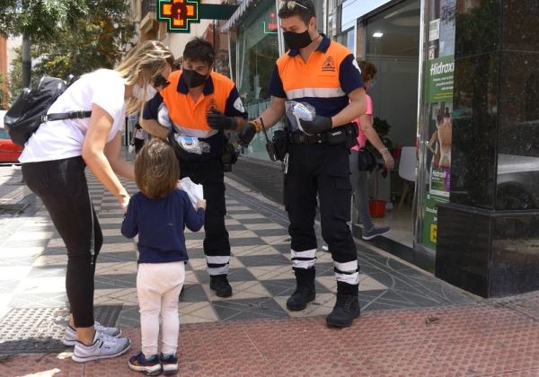 Roquetas reparte 50.000 mascarillas en zonas comerciales