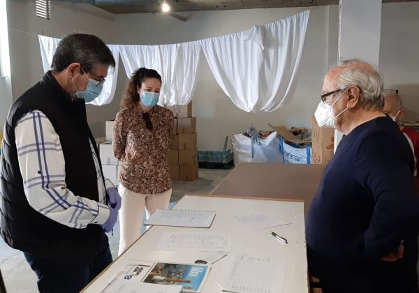 Adra firma de un convenio de cooperación con Cáritas