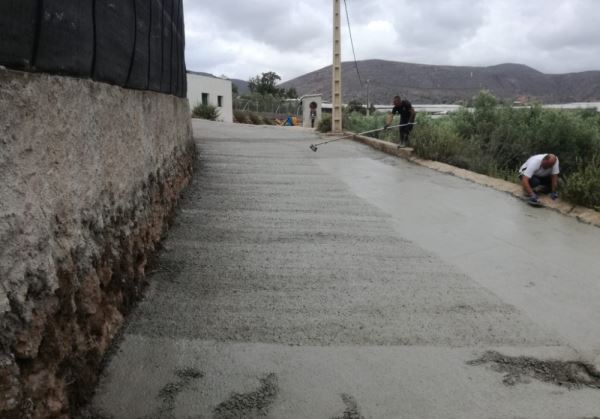 Comienzan los trabajos de mejora del camino rural Cortijo Grande de Dalías