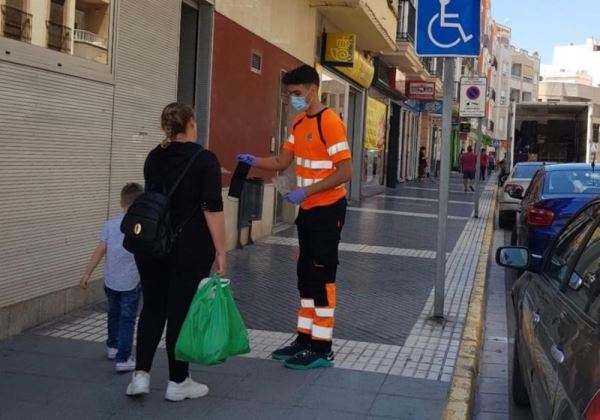 Adra reparte 2.500 mascarillas en las zonas más transitadas de la ciudad