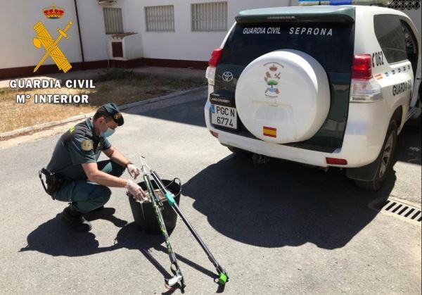 La Guardia Civil interviene 30 kilos de pulpo a dos buceadores en Roquetas