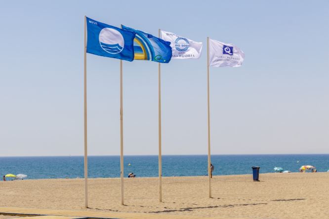 Roquetas renueva las seis banderas azules de sus playas urbanas