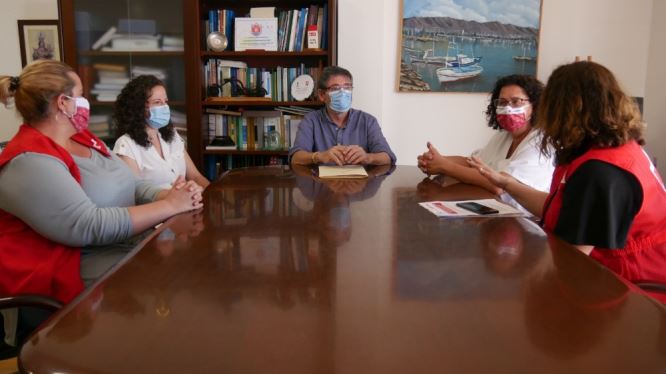 Adra y Cruz Roja firman un acuerdo para ayudar a las personas más vulnerables